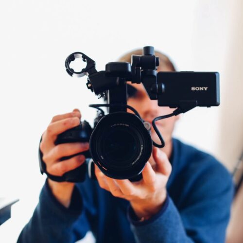 Caméraman qui suit nos conseils pour améliorer la qualité de ses vidéos