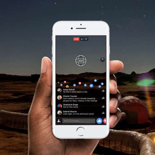 Photo d'un téléphone qui visionne une video 360 sur les réseaux sociaux