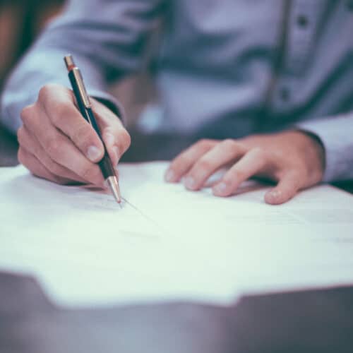 Prise de vue d'un réalisateur qui note les conseils marketing pour avocats