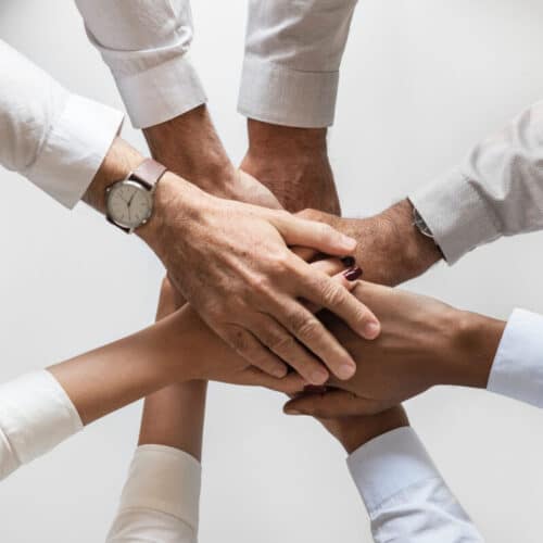 Collaborateurs qui se motivent avant de faire une video pour communication interne