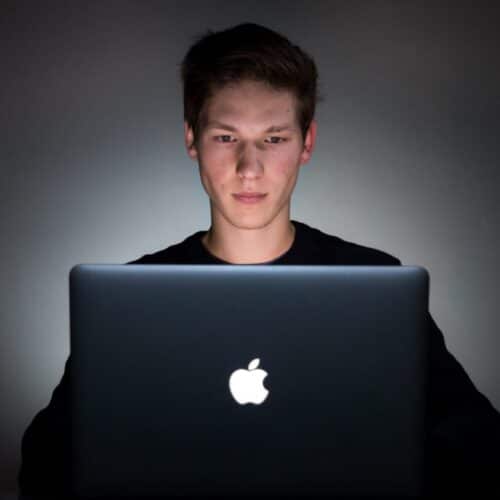 Jeune homme qui lit notre article pour réaliser une vidéo explicative