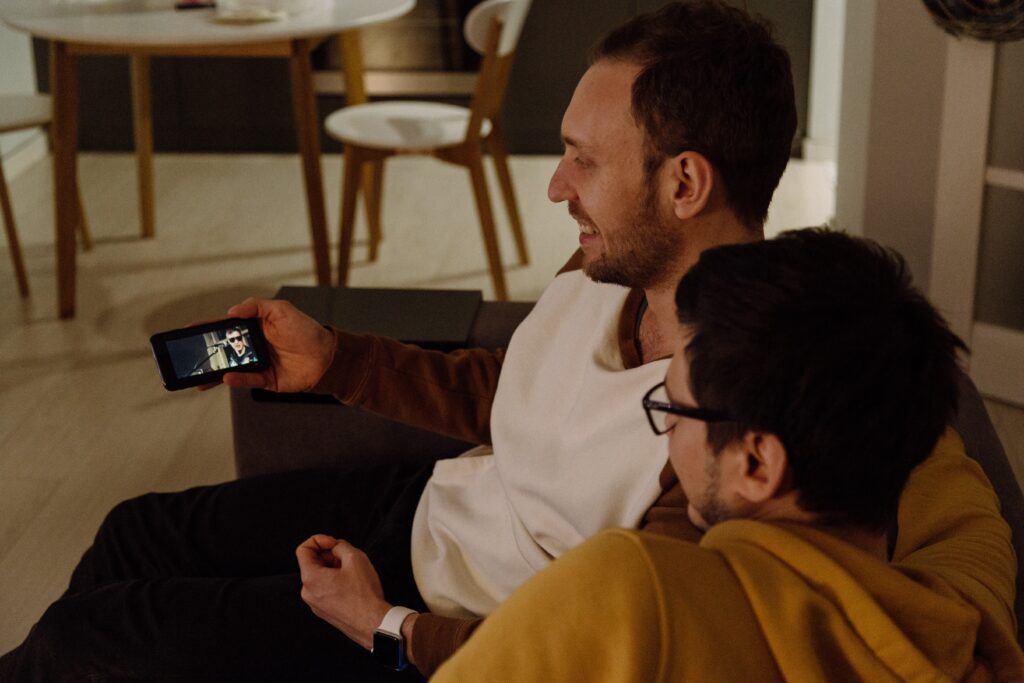 deux hommes regardent un film sur un mobile, c'est ca aussi l'avenir du marketing video