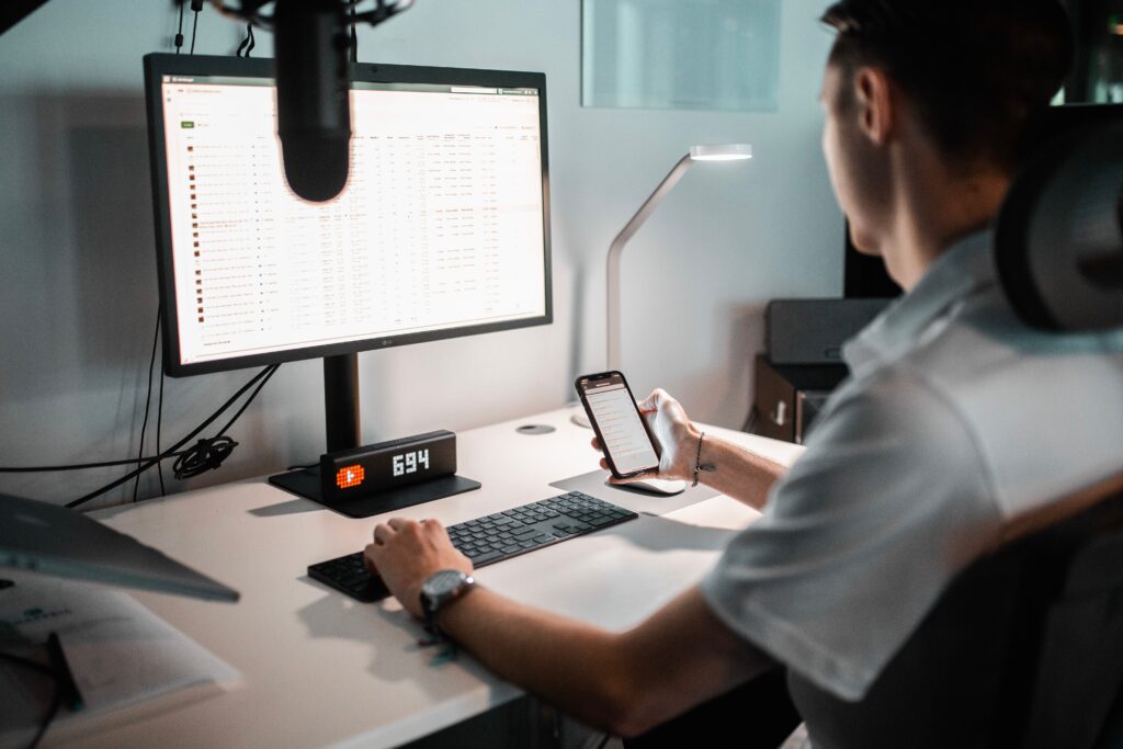 Un homme qui vérifie ses statistiques sur son téléphone
