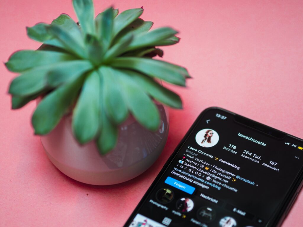le portable d'une influenceuse ouvert sur son insagram