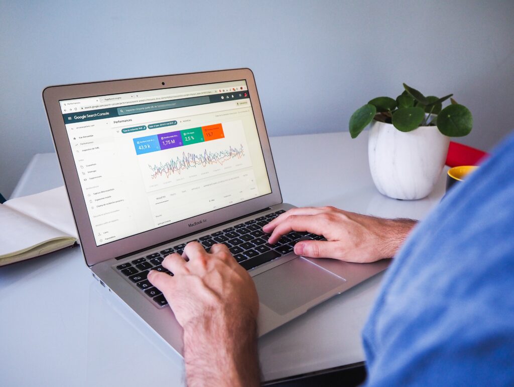 un homme qui travaille sur le SEO de son site