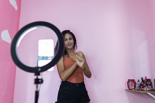 Utilisatrice de tiktok entrain de danser devant son portable