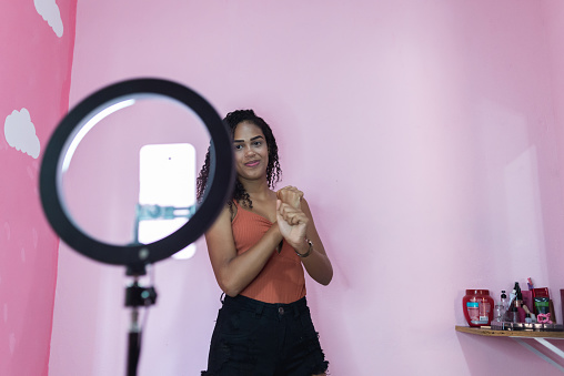 Utilisatrice de tiktok entrain de danser devant son portable