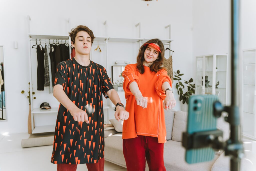 Deux jeunes stars Tiktok font de la pub pour une marque de vêtement