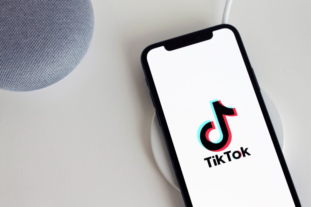 Téléphone portable avec l'application tiktok ouverte
