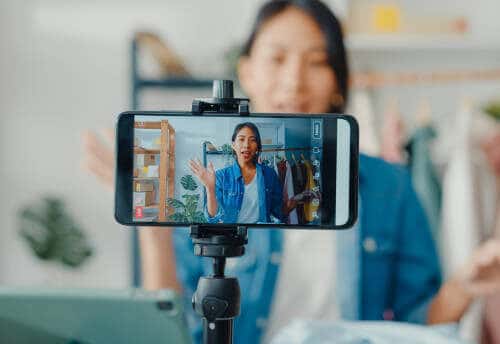 femme utilisant son téléphone pour se filmer, l'essor de la video après le covid