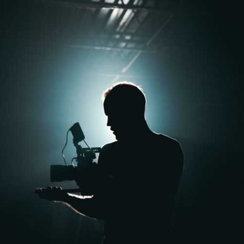 cameraman qui film une video marketing en 2022