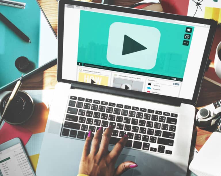 Vidéo en lecture sur un ordinateur portable, avant toute vérification de sa source