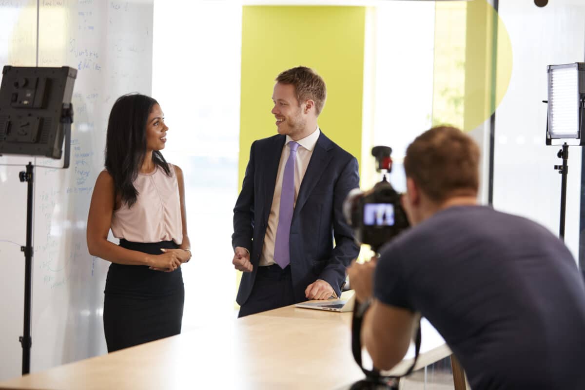 Tournage vidéo en entreprise avec deux professionnels