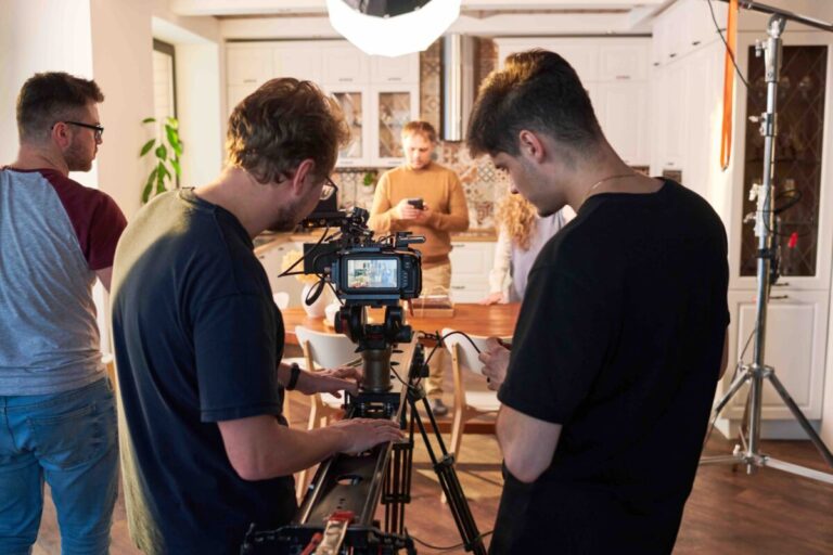 Équipe de tournage réglant une caméra sur un plateau