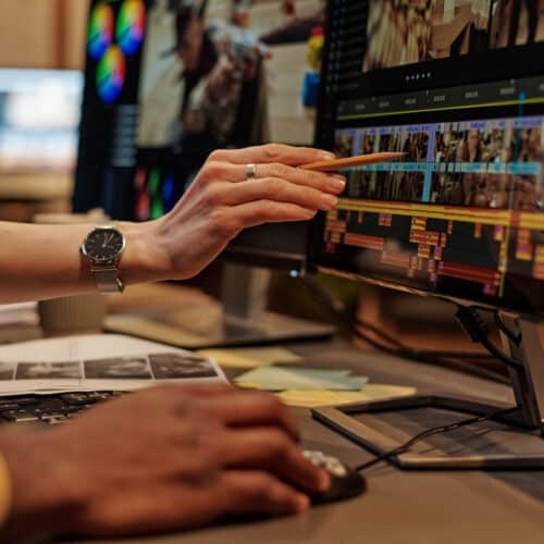 Montage vidéo sur écran d’ordinateur professionnel