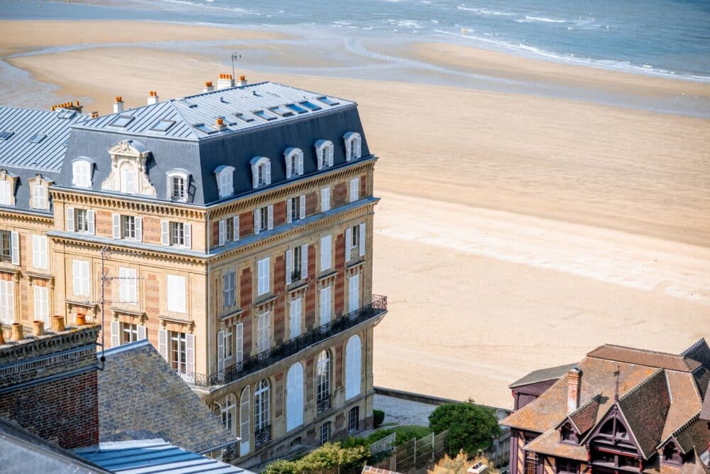 Photo prise du ciel, batiment sur la plage