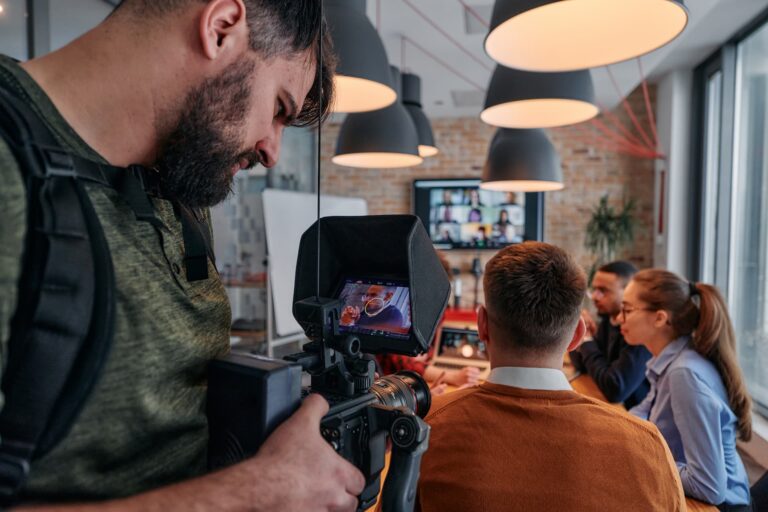 Cameraman filmant une réunion d’entreprise