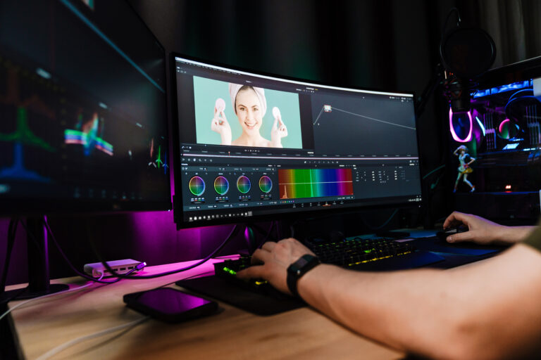 Station de montage vidéo avec étalonnage couleur et interface de post-production