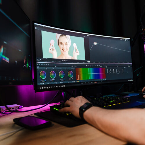 Montage vidéo et étalonnage couleur sur écran large