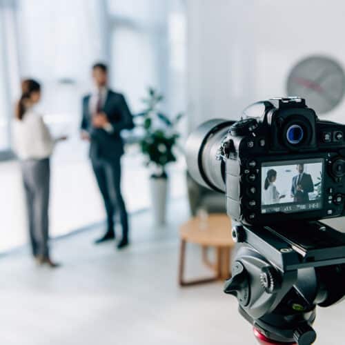 Caméra filmant interview professionnelle en bureau moderne