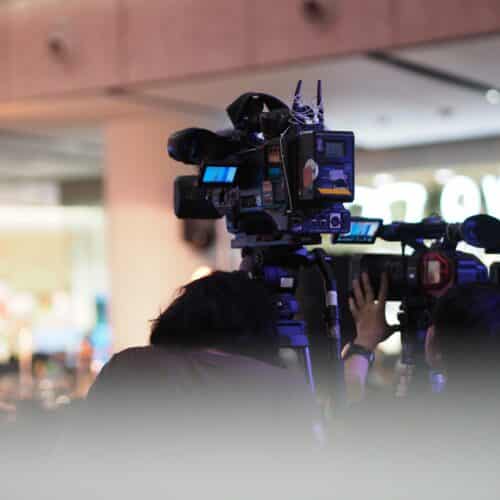 Caméras de télévision filmant un événement public