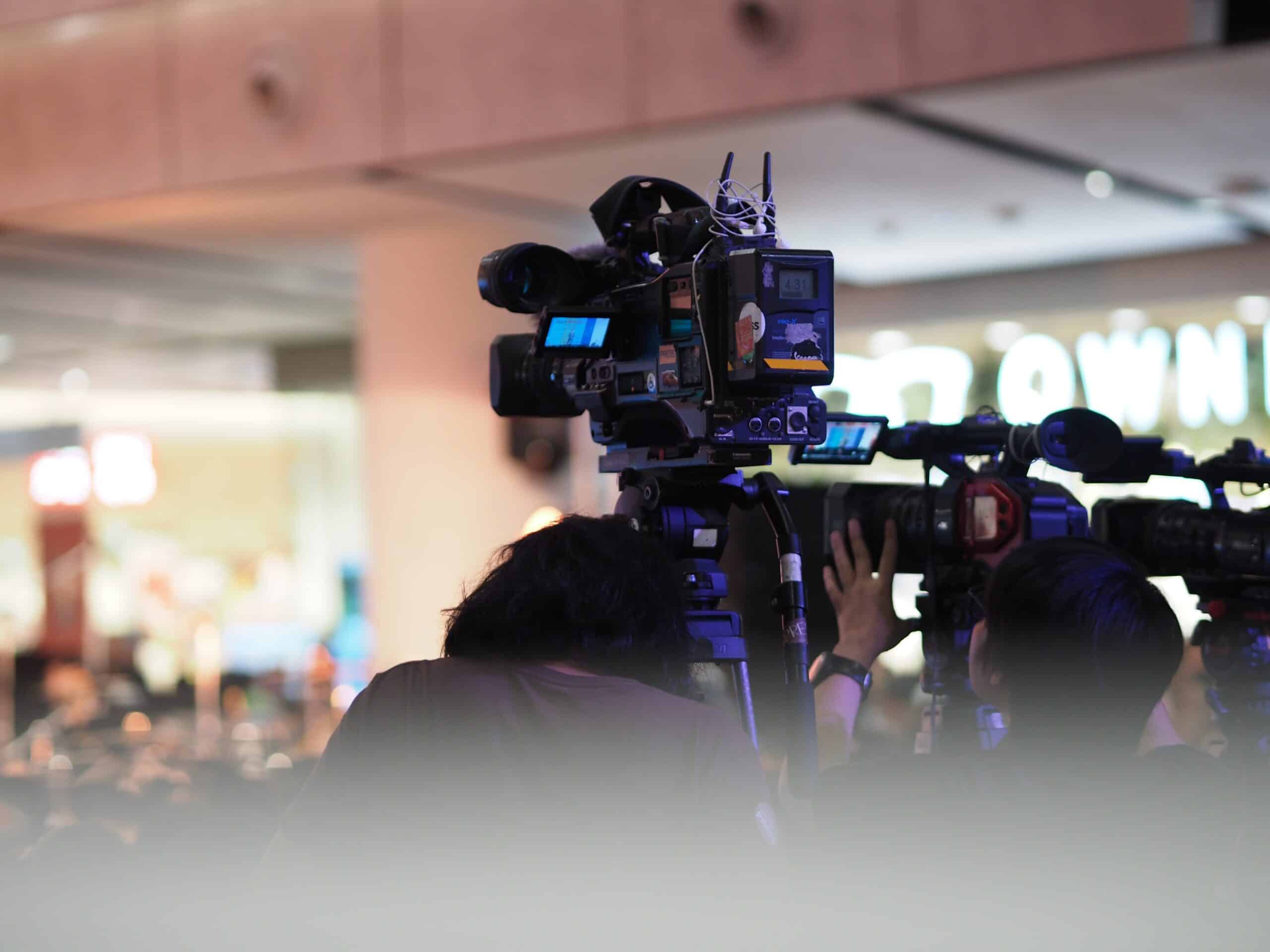 Caméras de télévision filmant un événement public