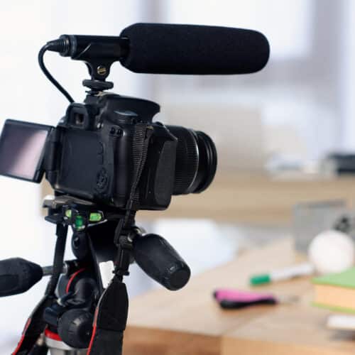 Appareil photo reflex avec micro sur trépied