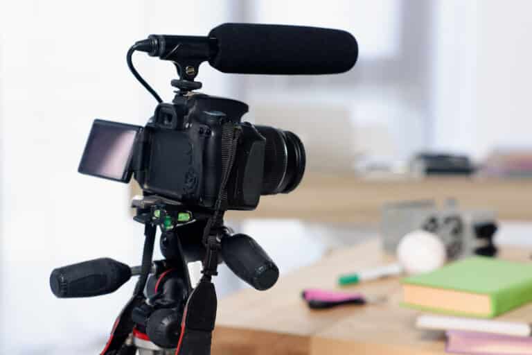 Appareil sur trépied avec microphone externe prêt à filmer
