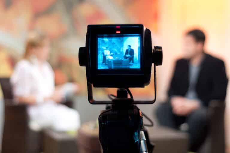 Tournage d’une scène dialoguée dans un décor, poste où la génération d’images fait baisser le budget