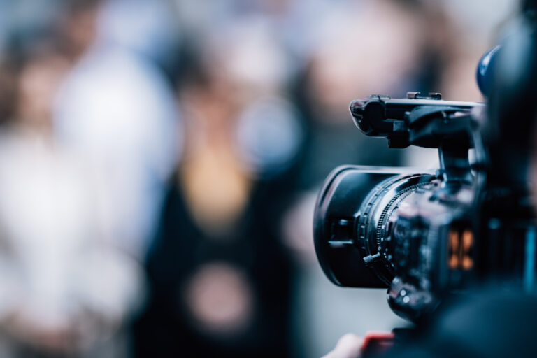 Caméra professionnelle en tournage sur un événement d’entreprise