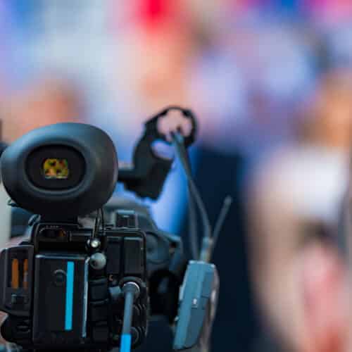 Caméra professionnelle filmant une interview en intérieur