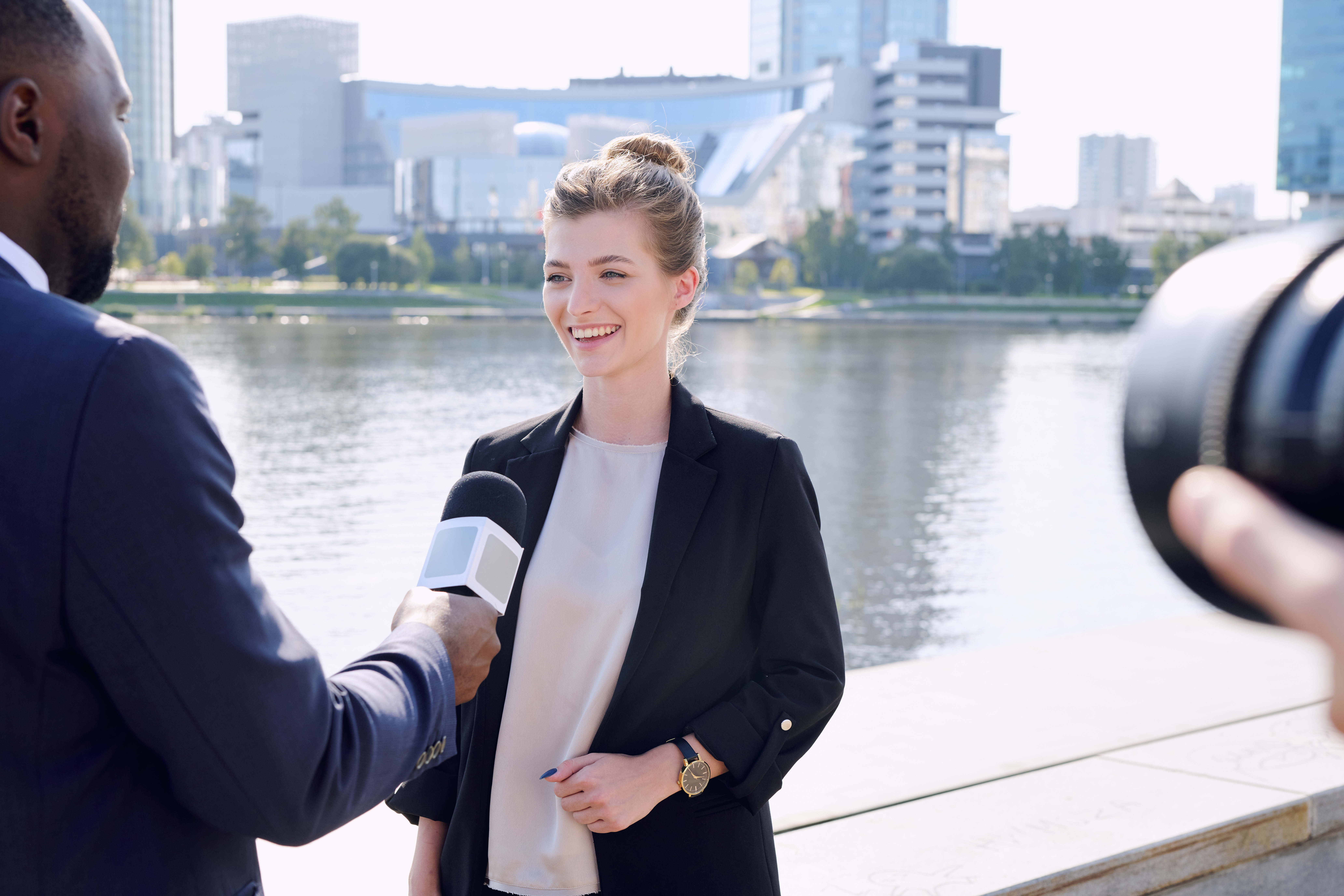 Interview professionnelle au bord de l’eau en ville