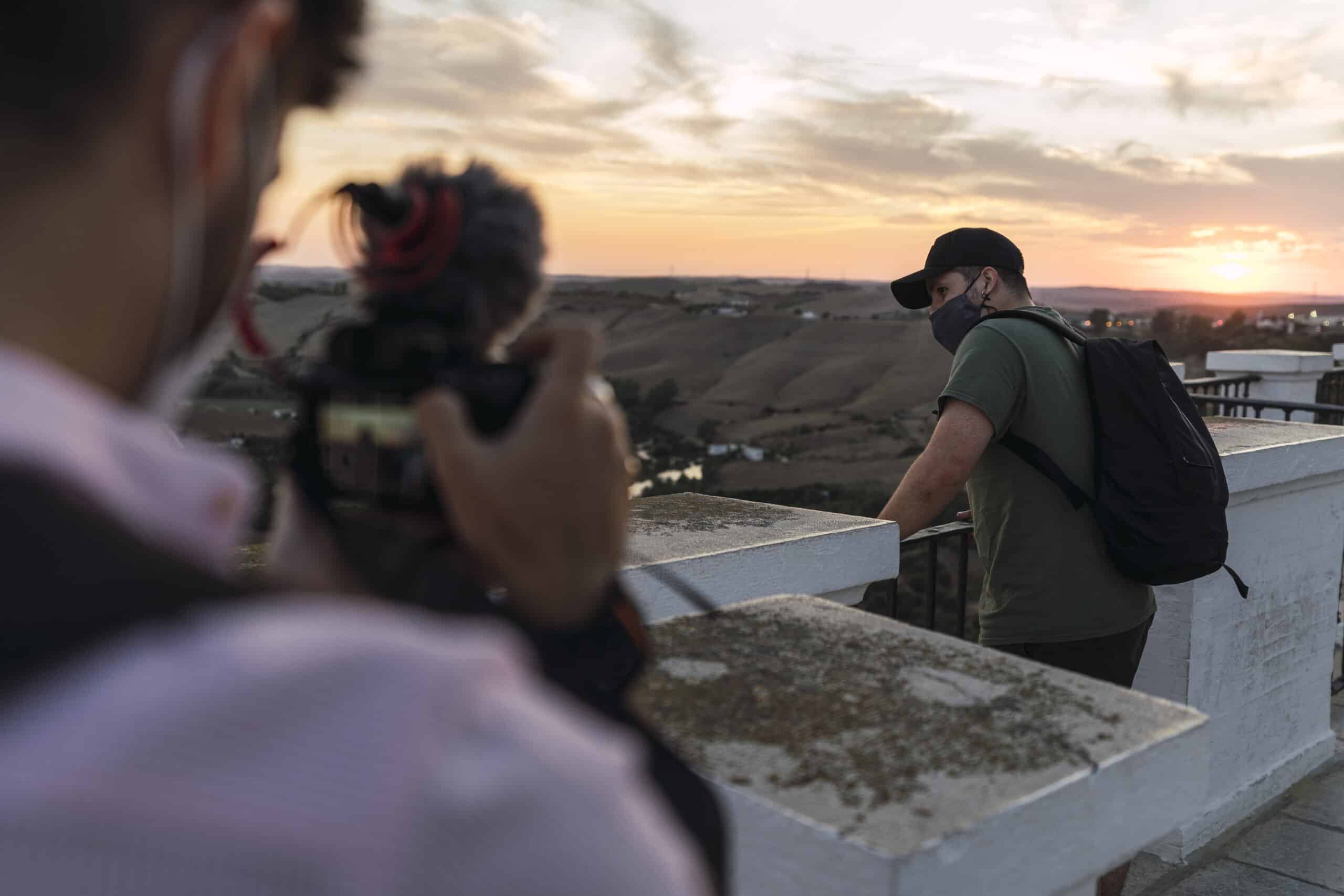 Vlogueur filmant homme au coucher de soleil
