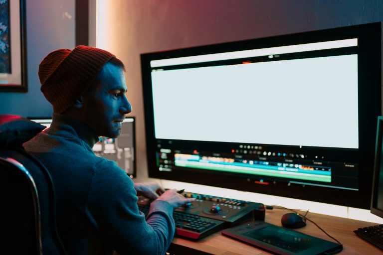 Coloriste retravaillant des plans générés sur un écran ultra-large
