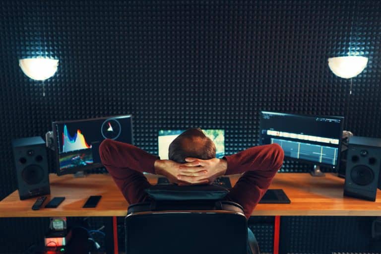 Monteur en studio devant scopes et timeline, au moment des choix de rythme